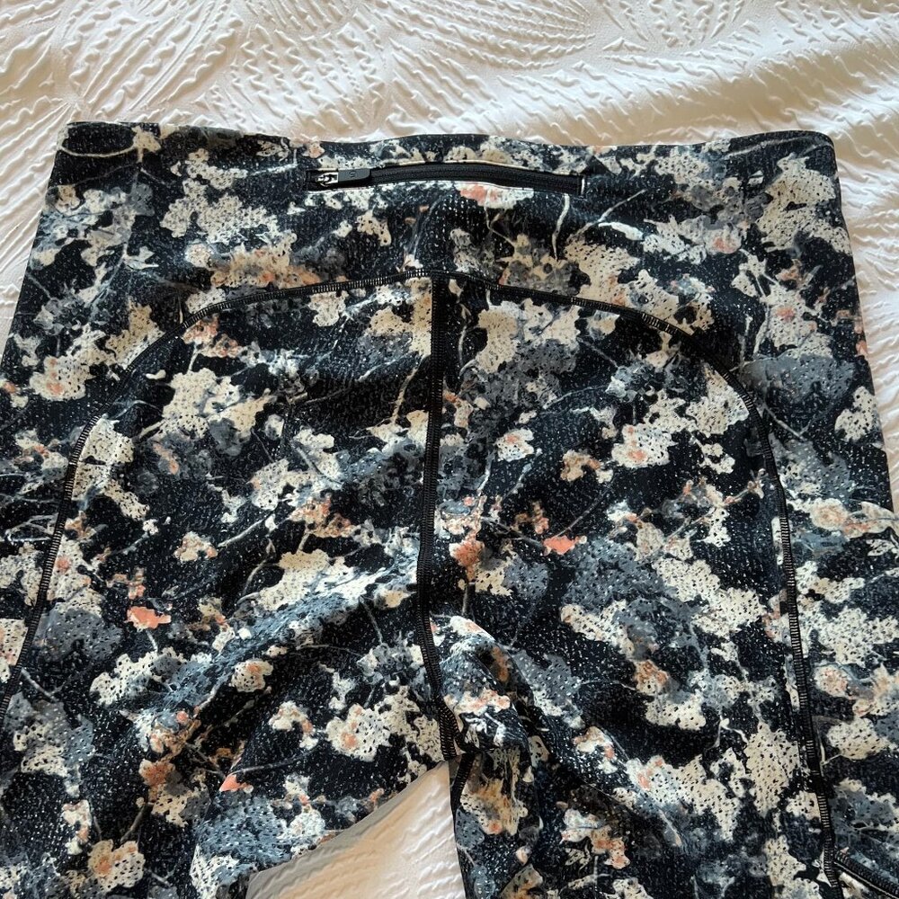 Women's Lululemon Black Floral 7/8 Length Leggings Size 10 Used/Great Condition - Picture 2 of 4